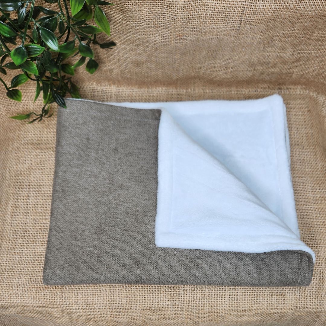 Couverture en lainage et polaire effet fourrure blanche