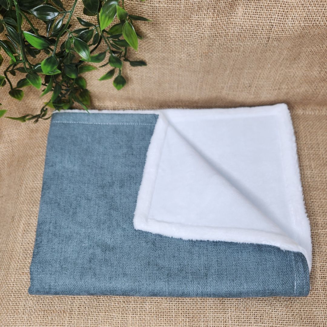 Couverture en lainage et polaire effet fourrure blanche