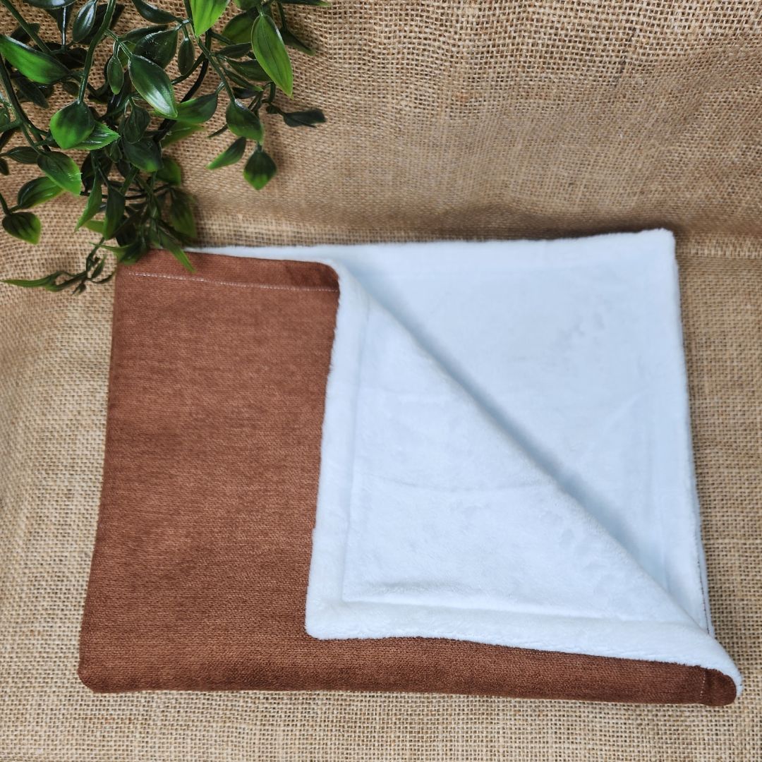 Couverture en lainage et polaire effet fourrure blanche