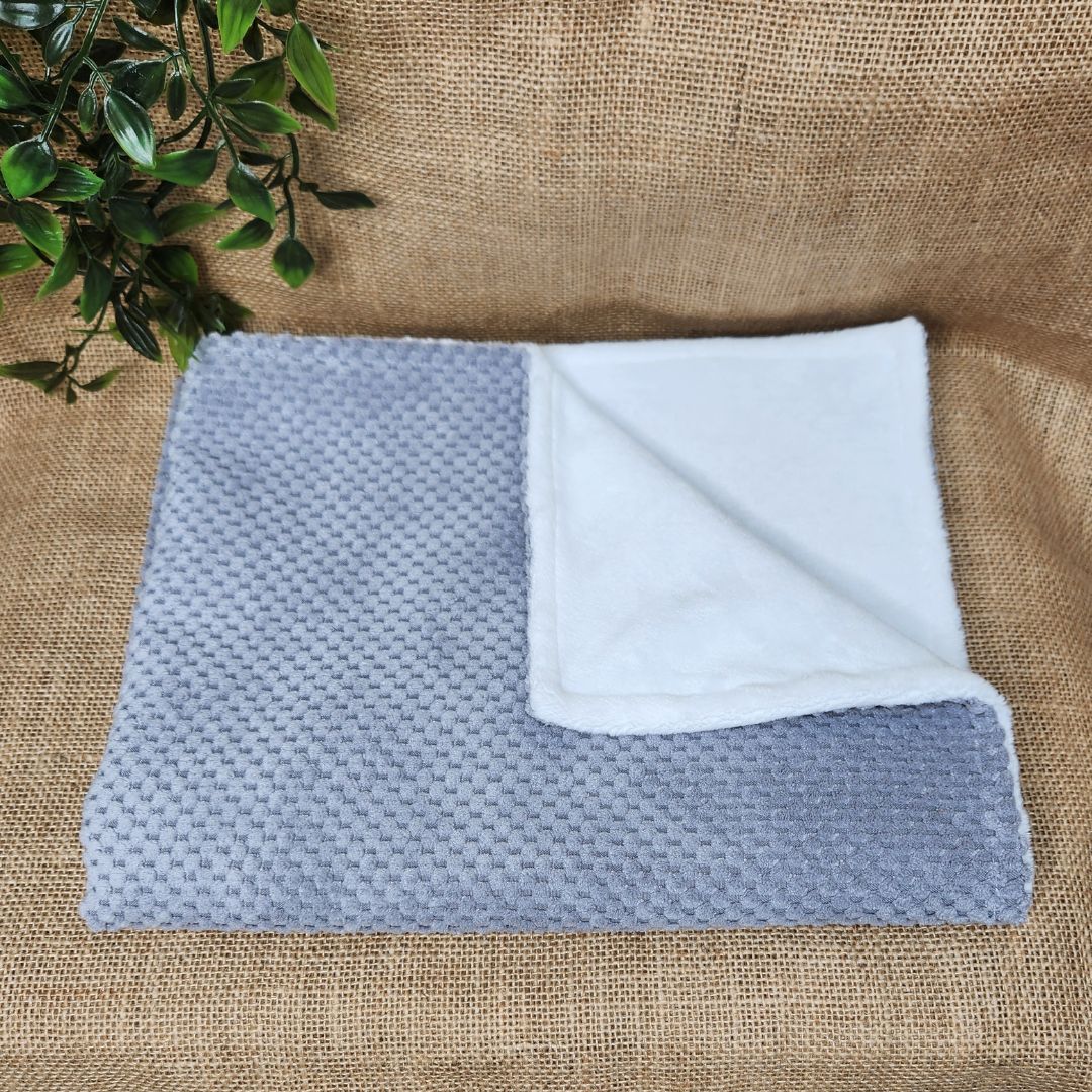 Couverture Nid d'abeille et polaire effet fourrure blanche