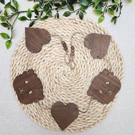 Guirlande cochon d'inde et cœurs (Bois clair ou foncé)