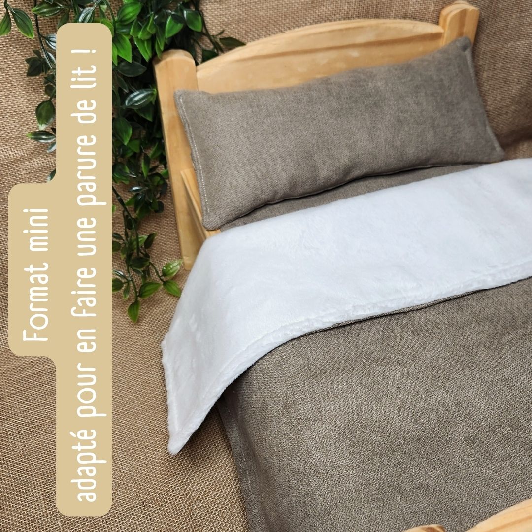 Couverture en lainage et polaire effet fourrure blanche