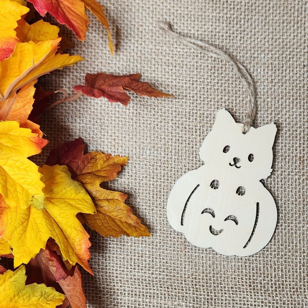 Suspensions Halloween chat citrouille (Bois clair ou foncé)