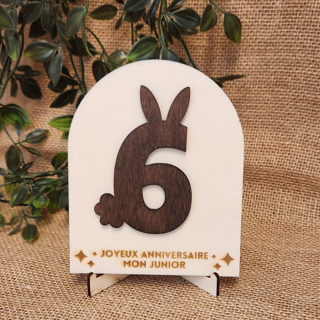 Plaque en bois avec pieds Lapiversaire 🎂 - Chiffre oreilles de lapin + Gravure personnalisée