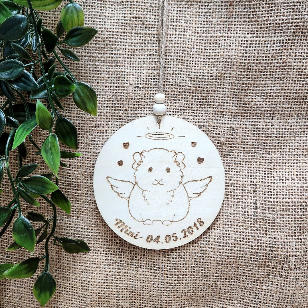 Suspension ronde en bois Commémorative "ANGE" 🕊️ - Cochon d'inde + Gravure personnalisée