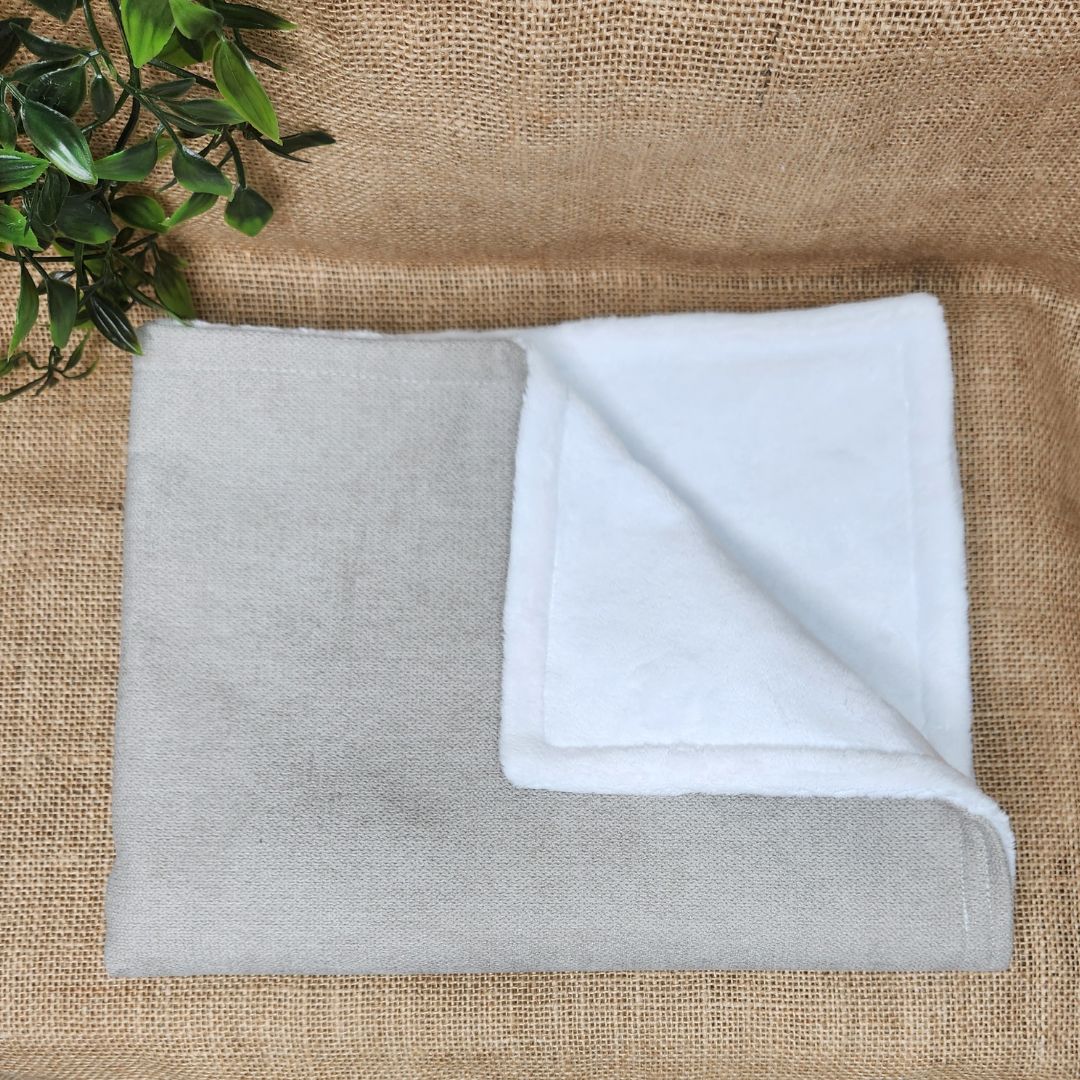 Couverture en lainage et polaire effet fourrure blanche
