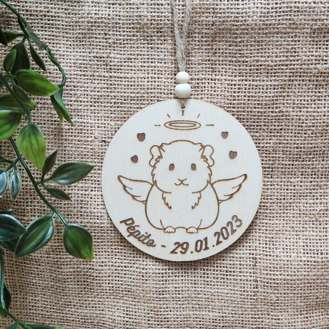 Suspension ronde en bois Commémorative "ANGE" 🕊️ - Cochon d'inde + Gravure personnalisée