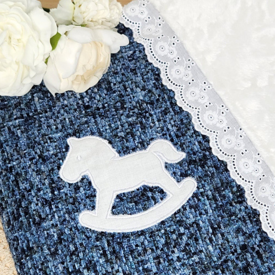 Couverture pour bébé - Broderie cheval à bascule & broderie anglaise
