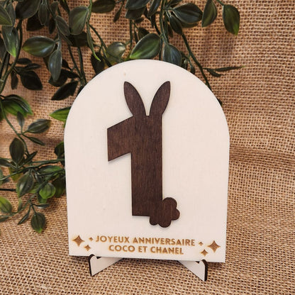 Plaque en bois avec pieds Lapiversaire 🎂 -  Chiffre oreilles de lapin + Gravure personnalisée