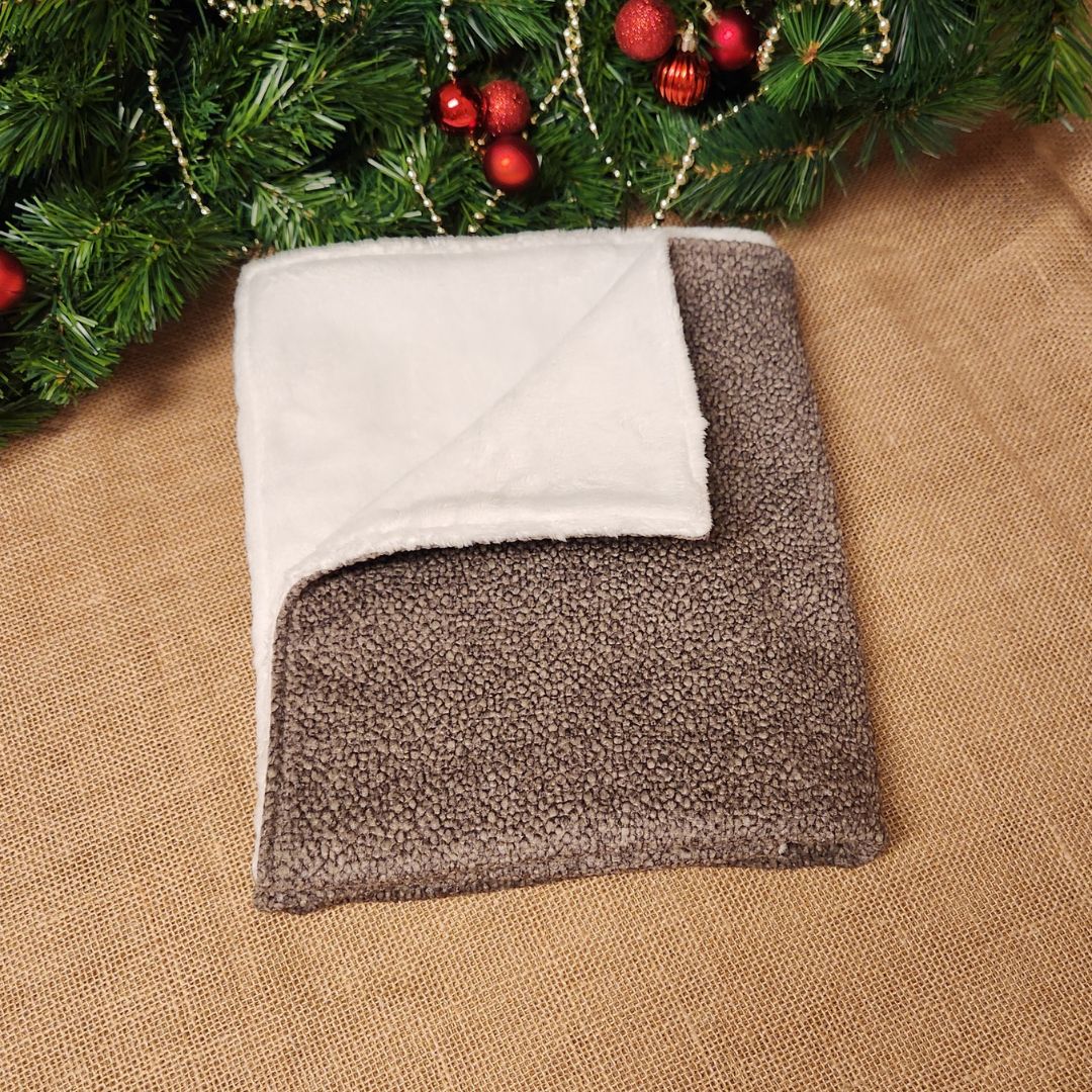 Couverture velours alvéolé et polaire effet fourrure blanche