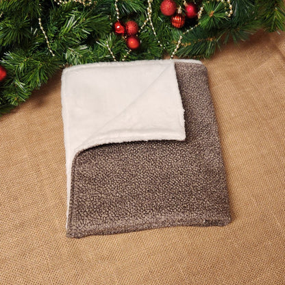 Couverture velours alvéolé et polaire effet fourrure blanche