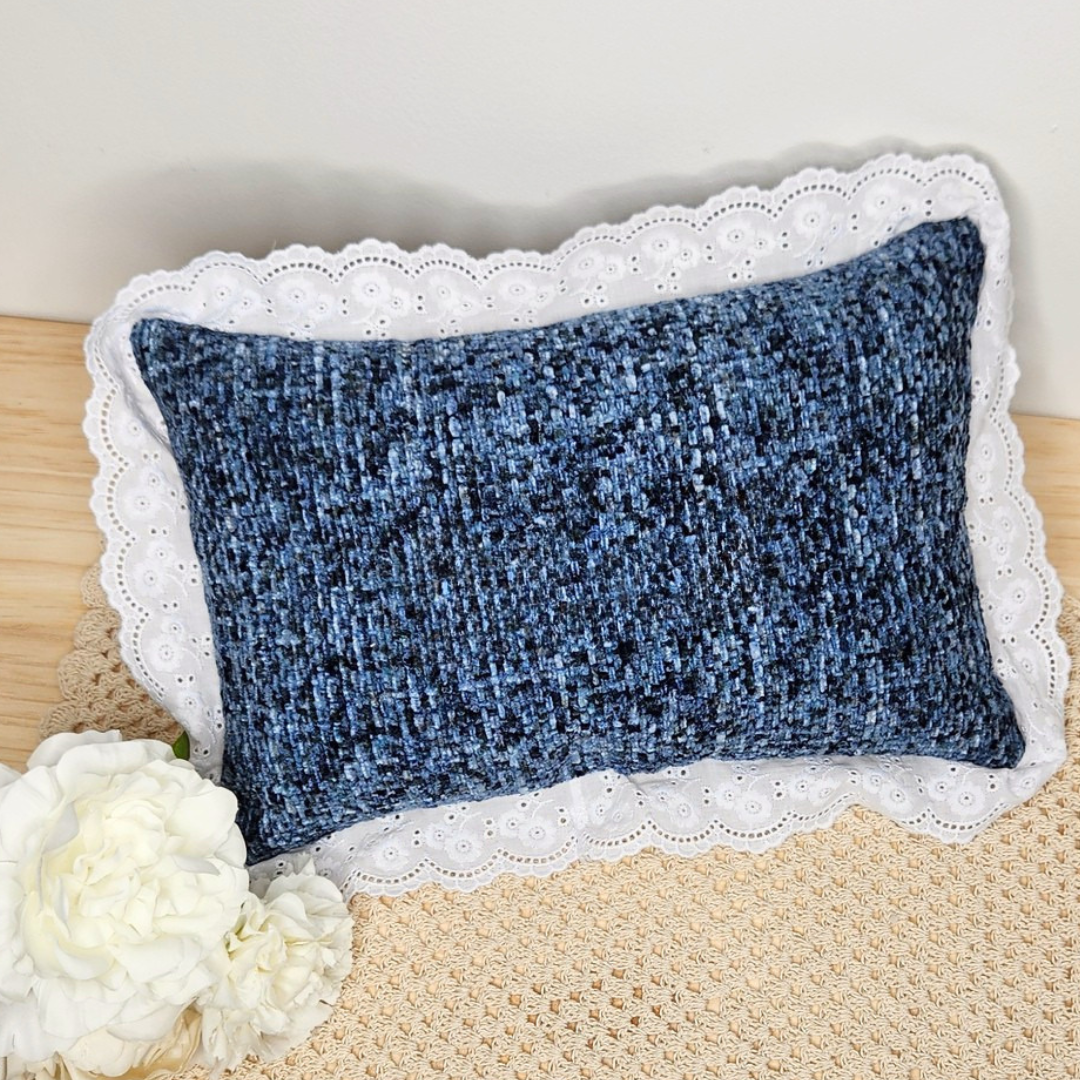 Petit coussin pour enfant - Broderie anglaise